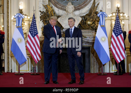 Buenos Aires, Argentinien. 30 Nov, 2018. Argentiniens Präsident Mauricio Macri (R) trifft mit US-Präsident Donald Trump in Buenos Aires, Argentinien, Nov. 30, 2018. Quelle: Martin Zabala/Xinhua/Alamy leben Nachrichten Stockfoto