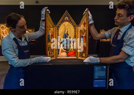 London, Großbritannien. 30. Nov 2018. Der Meister der Saint Veronica, ein tragbares TRIPTYCHON CENTER PANEL: Jungfrau mit Kind auf dem Thron VOR EINEM GOLDENEN MANDORLA, mit Gott, dem Vater, und Engel in Anbetung vor, die Heiligen Johannes der Evangelist, Barbara, Christina, Katharina, MARIA MAGDALENA und Johannes der Täufer IN EINEM HALBKREIS UNTERHALB DER INNEREN FLÜGEL SITZT: Die DORNENKRÖNUNG, die Kreuzigung, die Auferstehung und die Himmelfahrt äußeren Flügel: DER WEG NACH GOLGOTHA, est £ 1.200.000 - 1.800.000 - Alte Meister - bei Sotheby's New Bond Street, London. Credit: Guy Bell/Alamy leben Nachrichten Stockfoto