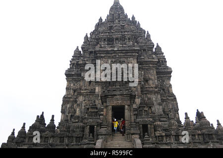 November 29, 2018 - Yogyakarta Special Region Yogyakarta, Indonesien - Touristen gesehen, Prambanan Tempel.. Prambanan Tempel oder Rara Jonggrang Tempel wurde im 9. Jahrhundert und itâ € ™ s Die größte hinduistische Denkmal in Indonesien gebaut. Das UNESCO-Weltkulturerbe, ist dieser Tempel hat eine 47 Meter hohe zentrale Gebäude innerhalb des Komplexes der privaten Tempel. (Bild: © Adriana Adinandra/SOPA Bilder über ZUMA Draht) Stockfoto