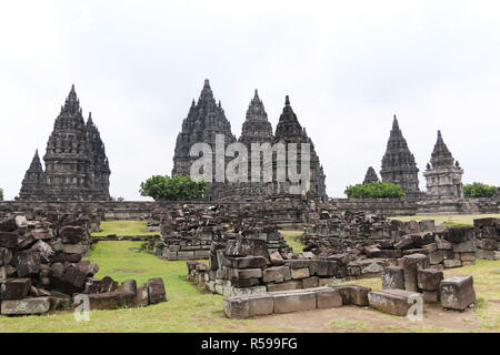 November 29, 2018 - Yogyakarta Special Region Yogyakarta, Indonesien - Touristen gesehen, Prambanan Tempel.. Prambanan Tempel oder Rara Jonggrang Tempel wurde im 9. Jahrhundert und itâ € ™ s Die größte hinduistische Denkmal in Indonesien gebaut. Das UNESCO-Weltkulturerbe, ist dieser Tempel hat eine 47 Meter hohe zentrale Gebäude innerhalb des Komplexes der privaten Tempel. (Bild: © Adriana Adinandra/SOPA Bilder über ZUMA Draht) Stockfoto