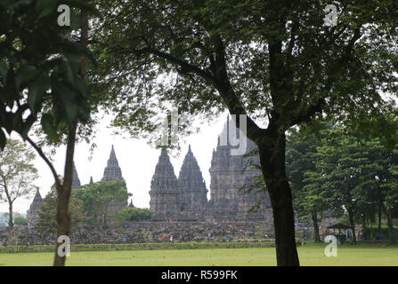 November 29, 2018 - Yogyakarta Special Region Yogyakarta, Indonesien - Touristen gesehen, Prambanan Tempel.. Prambanan Tempel oder Rara Jonggrang Tempel wurde im 9. Jahrhundert und itâ € ™ s Die größte hinduistische Denkmal in Indonesien gebaut. Das UNESCO-Weltkulturerbe, ist dieser Tempel hat eine 47 Meter hohe zentrale Gebäude innerhalb des Komplexes der privaten Tempel. (Bild: © Adriana Adinandra/SOPA Bilder über ZUMA Draht) Stockfoto