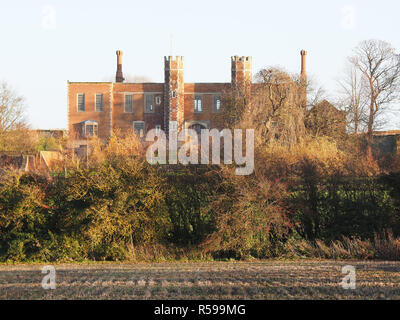 Eastchurch, Kent, Großbritannien. 30 Nov, 2018. Historische Shurland Halle in Eastchurch, Kent oft als 'Heinrichs VIII. liebe Nest", hat bis zum Verkauf an den Preis von £ 2,5 m mit Agenten Feine & Land, die Sie als "seltene Gelegenheit, eine der Regionen zu erwerben, wenn die vereinigten Königreiche nicht Finest Homes' gesetzt worden. Das 16. Jahrhundert Torhaus spielte Wirt zu Henry VIII. und Anne Boleyn im Oktober 1532. Die Ruinen wurden wieder von den Spitalfields Vertrauen gebaut im Jahr 2006 mit einem Zuschuss aus England Erbe und das architektonische Erbe. Credit: James Bell/Alamy leben Nachrichten Stockfoto