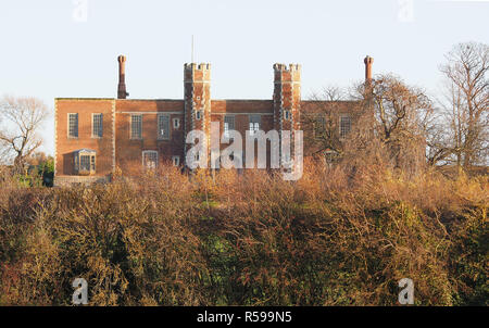 Eastchurch, Kent, Großbritannien. 30 Nov, 2018. Historische Shurland Halle in Eastchurch, Kent oft als 'Heinrichs VIII. liebe Nest", hat bis zum Verkauf an den Preis von £ 2,5 m mit Agenten Feine & Land, die Sie als "seltene Gelegenheit, eine der Regionen zu erwerben, wenn die vereinigten Königreiche nicht Finest Homes' gesetzt worden. Das 16. Jahrhundert Torhaus spielte Wirt zu Henry VIII. und Anne Boleyn im Oktober 1532. Die Ruinen wurden wieder von den Spitalfields Vertrauen gebaut im Jahr 2006 mit einem Zuschuss aus England Erbe und das architektonische Erbe. Credit: James Bell/Alamy leben Nachrichten Stockfoto