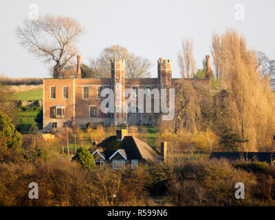 Eastchurch, Kent, Großbritannien. 30 Nov, 2018. Historische Shurland Halle in Eastchurch, Kent oft als 'Heinrichs VIII. liebe Nest", hat bis zum Verkauf an den Preis von £ 2,5 m mit Agenten Feine & Land, die Sie als "seltene Gelegenheit, eine der Regionen zu erwerben, wenn die vereinigten Königreiche nicht Finest Homes' gesetzt worden. Das 16. Jahrhundert Torhaus spielte Wirt zu Henry VIII. und Anne Boleyn im Oktober 1532. Die Ruinen wurden wieder von den Spitalfields Vertrauen gebaut im Jahr 2006 mit einem Zuschuss aus England Erbe und das architektonische Erbe. Credit: James Bell/Alamy leben Nachrichten Stockfoto