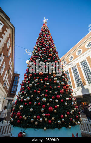 Kingston Surrey, Großbritannien. 30. November 2018. Ein hohes geschmückten Weihnachtsbaum steht in Kingston Upon Thames Street Credit: Amer ghazzal/Alamy leben Nachrichten Stockfoto