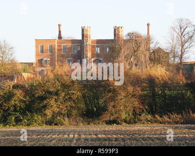 Eastchurch, Kent, Großbritannien. 30 Nov, 2018. Historische Shurland Halle in Eastchurch, Kent oft als 'Heinrichs VIII. liebe Nest", hat bis zum Verkauf an den Preis von £ 2,5 m mit Agenten Feine & Land, die Sie als "seltene Gelegenheit, eine der Regionen zu erwerben, wenn die vereinigten Königreiche nicht Finest Homes' gesetzt worden. Das 16. Jahrhundert Torhaus spielte Wirt zu Henry VIII. und Anne Boleyn im Oktober 1532. Die Ruinen wurden wieder von den Spitalfields Vertrauen gebaut im Jahr 2006 mit einem Zuschuss aus England Erbe und das architektonische Erbe. Credit: James Bell/Alamy leben Nachrichten Stockfoto