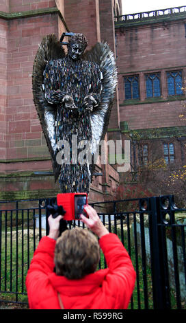 Liverpool, Großbritannien. 30. November 2018. "Das Messer Engel' ist eine 27 Meter hohe Skulptur aus Messer von der Künstlerin Alfie Bradley als nationales Denkmal gegen Gewalt und Aggression. Es hat sich Liverpool Cathedral installiert und wird an Ort und Stelle bleiben, bis zum 31. Januar 2019. Ein Denkmal für all jene, deren Leben durch die Messer Kriminalität betroffen sind, Alfie entwickelt und das Artwork single-handedly am britischen Hütte entfernt. Credit: Premos/Alamy leben Nachrichten Stockfoto