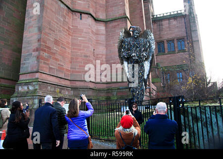 Liverpool, Großbritannien. 30. November 2018. "Das Messer Engel' ist eine 27 Meter hohe Skulptur aus Messer von der Künstlerin Alfie Bradley als nationales Denkmal gegen Gewalt und Aggression. Es hat sich Liverpool Cathedral installiert und wird an Ort und Stelle bleiben, bis zum 31. Januar 2019. Ein Denkmal für all jene, deren Leben durch die Messer Kriminalität betroffen sind, Alfie entwickelt und das Artwork single-handedly am britischen Hütte entfernt. Credit: Premos/Alamy leben Nachrichten Stockfoto