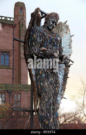 Liverpool, Großbritannien. 30. November 2018. "Das Messer Engel' ist eine 27 Meter hohe Skulptur aus Messer von der Künstlerin Alfie Bradley als nationales Denkmal gegen Gewalt und Aggression. Es hat sich Liverpool Cathedral installiert und wird an Ort und Stelle bleiben, bis zum 31. Januar 2019. Ein Denkmal für all jene, deren Leben durch die Messer Kriminalität betroffen sind, Alfie entwickelt und das Artwork single-handedly am britischen Hütte entfernt. Credit: Premos/Alamy leben Nachrichten Stockfoto