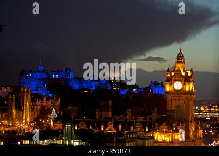 Edinburgh, Schottland, Großbritannien. 30 Nov, 2018. Das Edinburgh Castle passend gekleidet St Andrew's nachts durch die Beleuchtung die Mauern und Wälle mit blauen Fluter zu feiern. Stockfoto