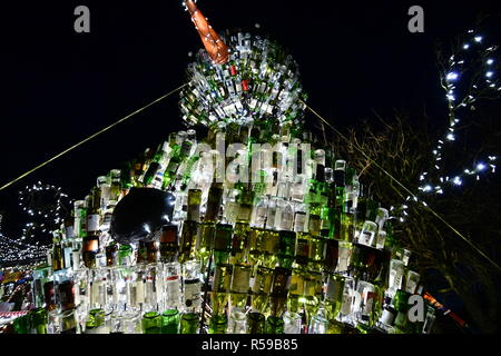 Priddy, North Somerset, Vereinigtes Königreich. 30. Nov 2018. Priddy ein Dorf in North Somerset hat das Queen Vic Lebkuchenhaus eingerichtet. Es hat mehr als zwei Kilometer von Leuchten und massive Dekorationen. Die Dinge haben sich aus Flaschen, Abflussrohre, Polystyrol, ungenießbare Zuckerstangen, Bonbons und vieles mehr. Credit: Robert Timoney/Alamy leben Nachrichten Stockfoto