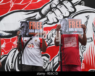 Manila, Philippinen. 20 Feb, 2012. Die demonstranten gesehen werden Plakate mit einem Bild von Ihren co-Aktivisten, der während des Protestes inhaftiert wurde. linker Gruppen Bühne Bonifacio Tag des Protestes in Mendiola und an der amerikanischen Botschaft in Manila, auf den 155. Geburtstag eines philippinischen Helden Andres Bonifacio, Arbeiter fordern für die echte Freiheit von contractualization und Armut. Voicing aus verschiedenen Themen, einschließlich der Lohnkosten, der Westen philippinischen Meer, die graft Fälle der ehemaligen First Lady Imelda Marcos und die Löschung von Frieden sprechen, zwischen der Regierung und der kommunistischen Rebellen. (Credit Bild Stockfoto