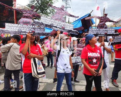 Manila, Philippinen. 20 Feb, 2012. Weibliche Demonstranten gesehen halten Kartons Replik von Andres Bonifacio während des Protestes. linker Gruppen Bühne Bonifacio Tag des Protestes in Mendiola und an der amerikanischen Botschaft in Manila, auf den 155. Geburtstag eines philippinischen Helden Andres Bonifacio, Arbeiter fordern für die echte Freiheit von contractualization und Armut. Voicing aus verschiedenen Themen, einschließlich der Lohnkosten, der Westen philippinischen Meer, die graft Fälle der ehemaligen First Lady Imelda Marcos und die Löschung von Frieden sprechen, zwischen der Regierung und der kommunistischen Rebellen. (Bild: © SOPA Bild Stockfoto