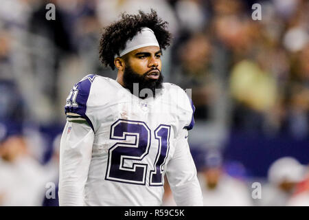 Arlington, TX, USA. 29 Nov, 2018. Dallas Cowboys zurück laufen Hesekiel Elliott (21) geht zum Huddle während einer Zeit gegen die New Orleans Saints in der ersten Hälfte bei AT&T Stadium in Arlington, TX. Stephen Lew/CSM/Alamy leben Nachrichten Stockfoto