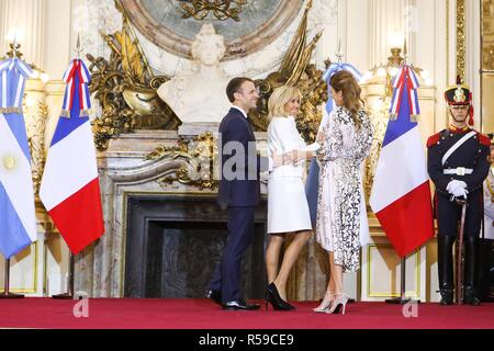 Argentinischen First Lady Juliana Awada, rechts, grüßt Französische First Lady Brigitte Längestrich und Präsident Emmanuel Längestrich, links, an der Casa Rosada November 29, 2018 in Buenos Aires, Argentinien. Stockfoto