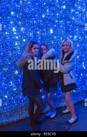 Bournemouth, Dorset, Großbritannien. 30 Nov, 2018. Bournemouth Weihnachtsbaum Wunderland mit mehr als 100 glitzernden Bäume und Beleuchtung. Einige der Bäume sind thematisch in sechs Städten rund um die Welt zu repräsentieren. Das Bournemouth Wunderland Baum ist eine exemplarische Vorgehensweise Baum stehend 60 Fuß hoch und die Farbe ändert. Besucher können den Spuren folgen. Mädchen im Spaziergang durch Bournemouth Wunderland Baum. Credit: Carolyn Jenkins/Alamy leben Nachrichten Stockfoto