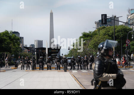 Buenos Aires, Argentinien. 30 Nov, 2018. Sicherheit Schutz vor der Obelisk im Boulevard 9 de Julio. Proteste gegen den G20-Gipfel gibt es erwartet. Auf dem Gipfel, 25.000 Polizisten und Soldaten sind in der argentinischen Hauptstadt entsandt. Credit: Carlos Brigo/dpa/Alamy leben Nachrichten Stockfoto