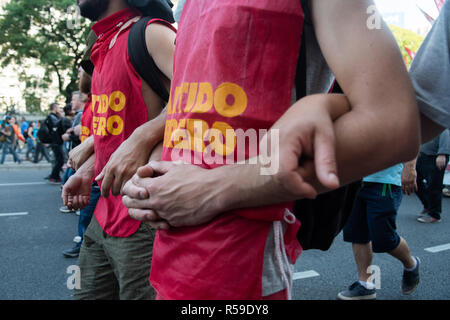 Buenos Aires, Argentinien. 30 Nov, 2018. März Demonstranten durch die Innenstadt gegen den G20-Gipfel. Die Sicherheitskräfte in Buenos Aires wurden Vorbereitungen für die gewalttätigen Proteste. Auf dem Gipfel, 25.000 Polizisten und Soldaten sind in der argentinischen Hauptstadt entsandt. Credit: Nicolas Villalobos/dpa/Alamy leben Nachrichten Stockfoto