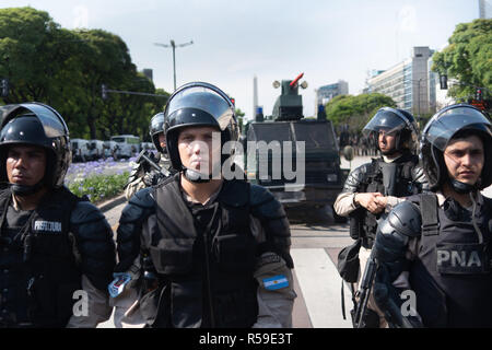 Buenos Aires, Argentinien. 30 Nov, 2018. Sicherheit Schutz vor der Obelisk im Boulevard 9 de Julio. Proteste gegen den G20-Gipfel gibt es erwartet. Auf dem Gipfel, 25.000 Polizisten und Soldaten sind in der argentinischen Hauptstadt entsandt. Credit: Carlos Brigo/dpa/Alamy leben Nachrichten Stockfoto