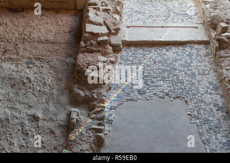 Italien, Brescia - 24. Dezember 2017: der Blick auf den Regenbogen auf dem Boden Fragment des Duomus dell'Ortaglia in das Museum von Santa Giulia. Stockfoto