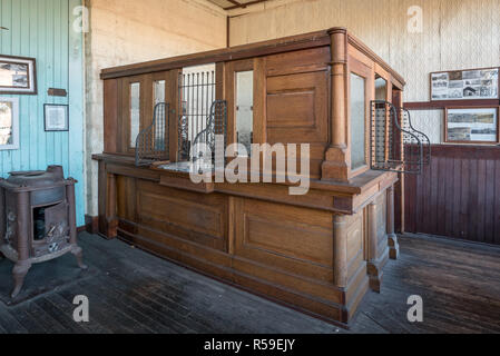 Innenraum der alten Bank in der historischen Altstadt Molson, Washington. Stockfoto