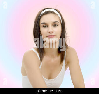 Schöne junge Frau mit weißem Stirnband im Haar Stockfoto