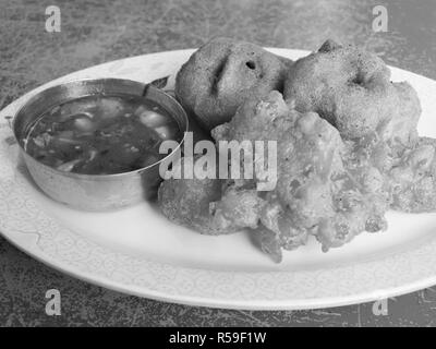 TEMPURA: GEMÜSE IN TEIG UND GEBRATENE ABGEDECKT Stockfoto