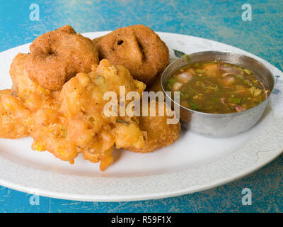 TEMPURA: GEMÜSE IN TEIG UND GEBRATENE ABGEDECKT Stockfoto