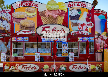 Karneval Stände, die verschiedene Lebensmittel, Getränke und Dienstleistungen auf einer Messe in Südkalifornien für wahr Americana. Stockfoto