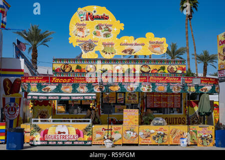 Karneval Stände, die verschiedene Lebensmittel, Getränke und Dienstleistungen auf einer Messe in Südkalifornien für wahr Americana. Stockfoto