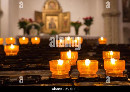 Gebet Kerzen in der katholischen Kirche Stockfoto