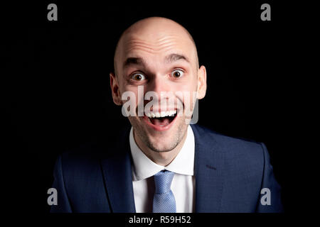 Glücklicher Mann in Anzug Stockfoto