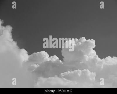 Bewölkter HIMMEL TAGSÜBER Stockfoto