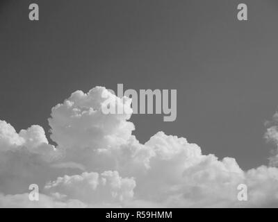 Bewölkter HIMMEL TAGSÜBER Stockfoto