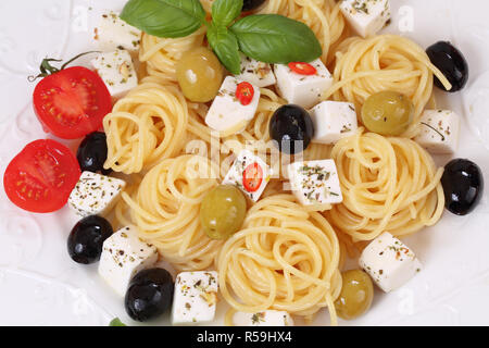 Feta mit Spaghetti mit Oliven und Tomaten Stockfoto