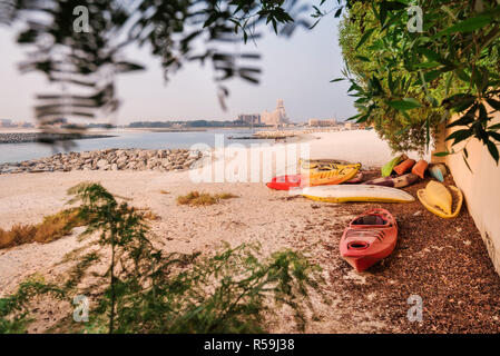 Al Hamra Village Beach mit Kajaks Stockfoto