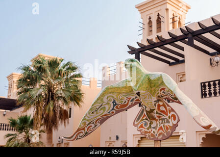 Falcon Skulptur im Al Hamra Village Stockfoto