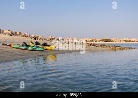 Al Hamra Village Beach mit Kajaks Stockfoto