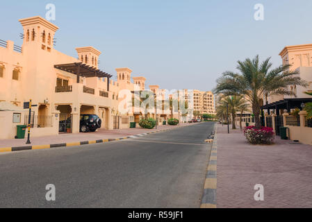 Straße im Al Hamra Village Stockfoto