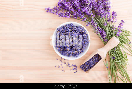 Porzellanschüssel mit getrockneten Lavendelblüten und Blumenstrauß mit Lavendel Stockfoto