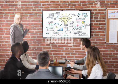 Junge Geschäftsfrau, die Diskussion über ein Neues Projekt Stockfoto
