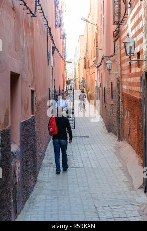 27-02-15, Marrakesch, Marokko. Straßenszenen in der Medina. Foto © Simon Grosset Stockfoto