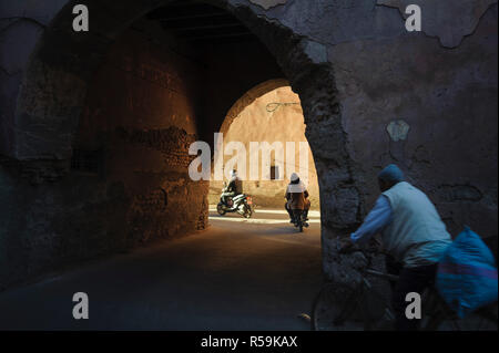 27-02-15, Marrakesch, Marokko. Straßenszenen in der Medina. Foto © Simon Grosset Stockfoto