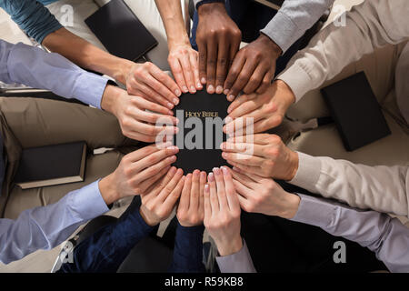 Hände, die Heilige Bibel Stockfoto