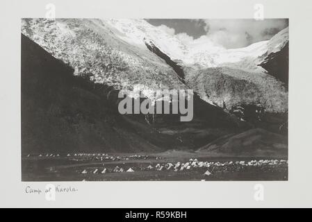 Camp bei Karola. Die Bildunterschrift in Tibet und Lhasa liest: "Das Foto zeigt die Kraft lagerten sich gerade unter diesem prächtigen Gletscher, in der Nacht vor dem zweiten Forcen der Kha-Ru-La". "Tibet". Curzon Sammlung. c. Jul 1904. 89 DRUCKE 295 x 190 mm bis 200 x 1825 Platin wird gedruckt. Quelle: Foto 430/53. (28). Autor: White, John Claude. Stockfoto