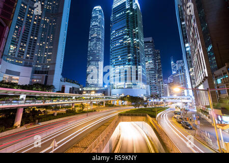 Hongkong und Verkehr Trail bei Nacht Stockfoto