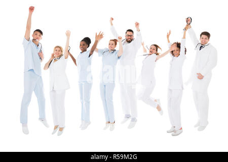 Gruppe von Happy Ärzte heben Ihre Arme Stockfoto