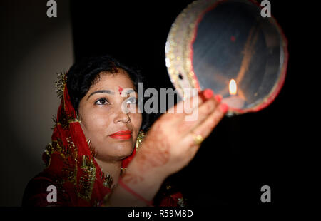 Frau im Mond durch ein Sieb während Karva Chauth Stockfoto