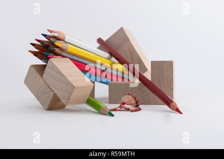 Farbstifte auf weißem Hintergrund Stockfoto