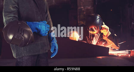 Schweißer in der Fabrik Stockfoto